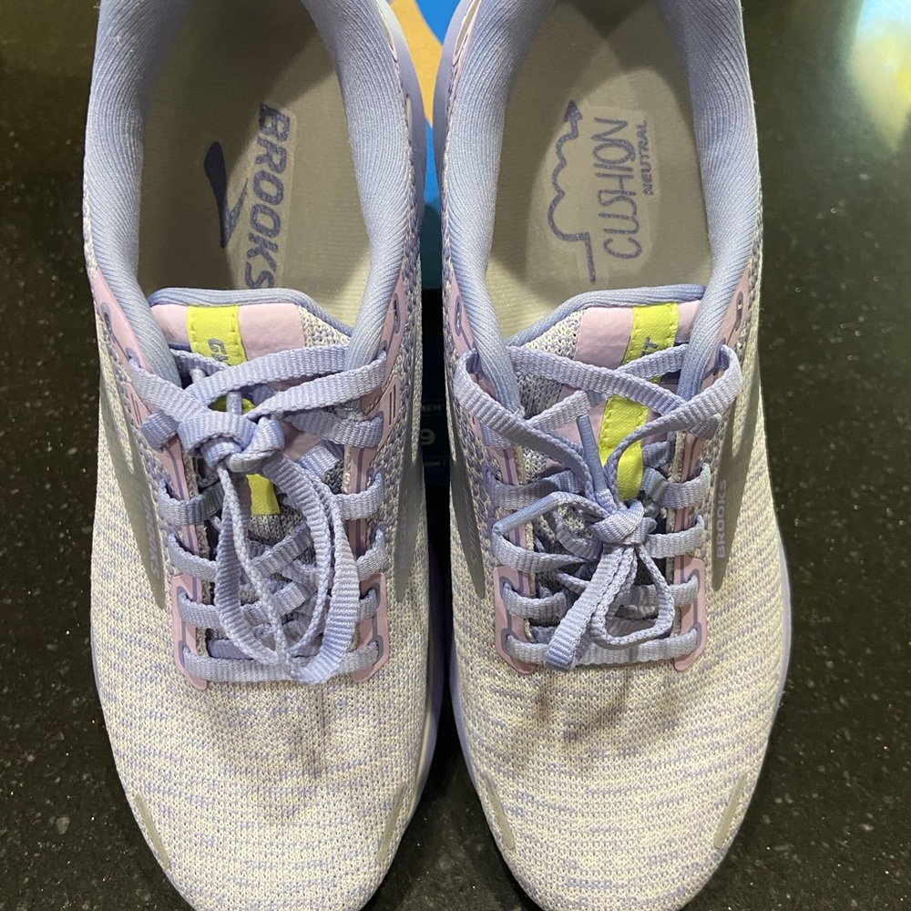 Brooks Women’s Ghost 14 tennis shoe. New never worn